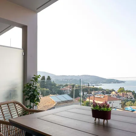 The Red Bee * Nikiana