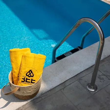 The Red Bee * Nikiana