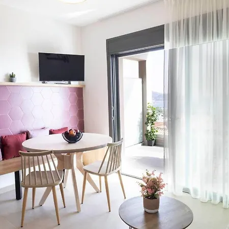 The Red Bee Νικιάνα