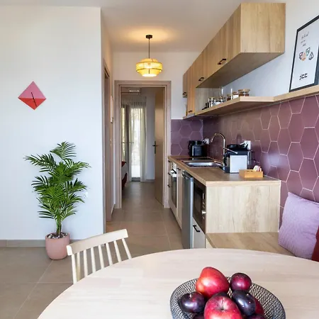 Apartment The Red Bee Nikiana